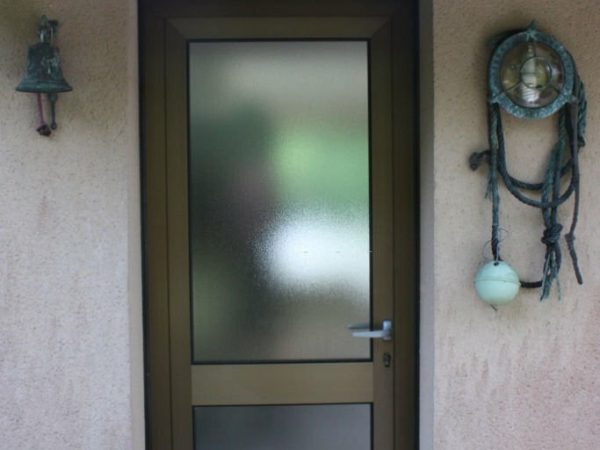 Entrance door in tinted aluminum and armored glass